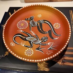 Hand-Painted Aboriginal Terracotta Plate – Signed Julz – Kangaroo & Lizard – 8”
